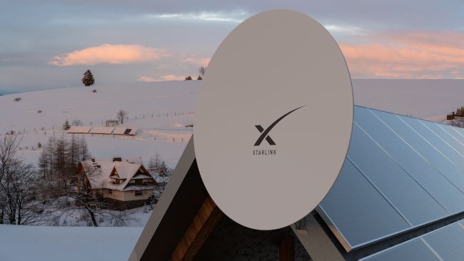 Uma antena parabólica de internet Starlink instalada em uma casa movida a energia solar cercada por neve.