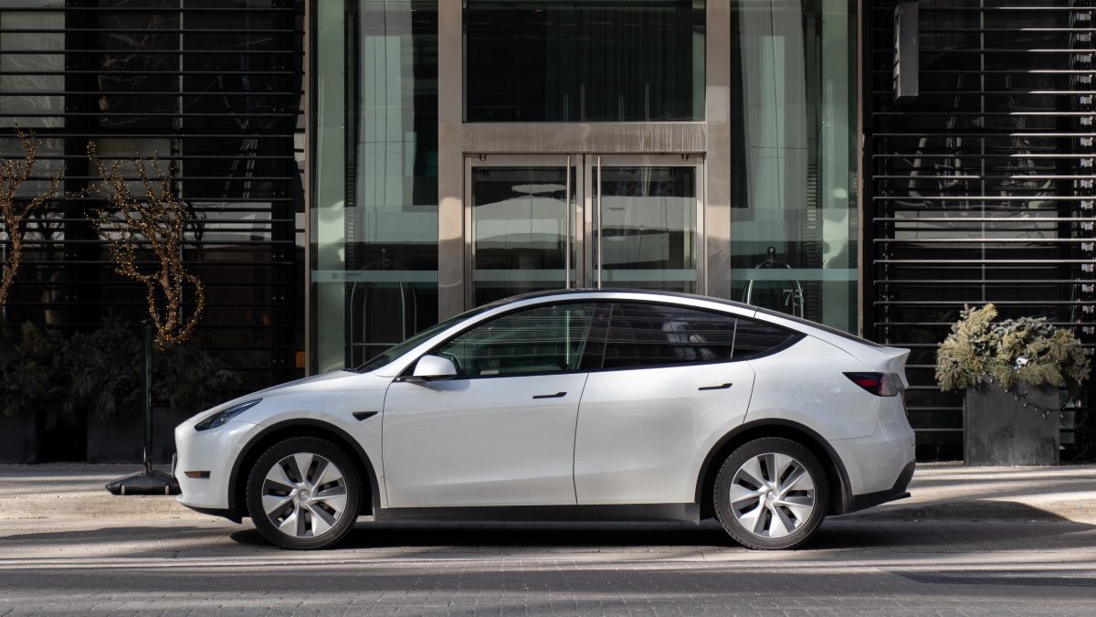 Um Tesla estacionado em frente a um prédio.
