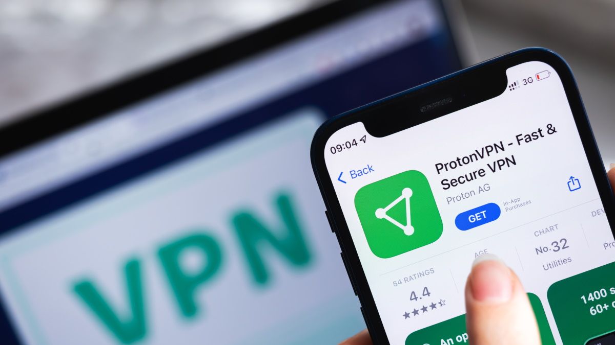 Instalando o aplicativo ProtonVPN em um telefone.