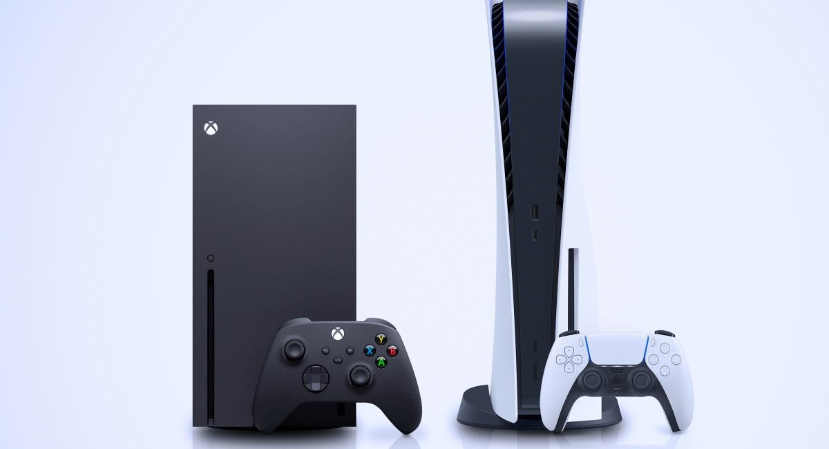 Um console Xbox Series X e PlayStation 5.