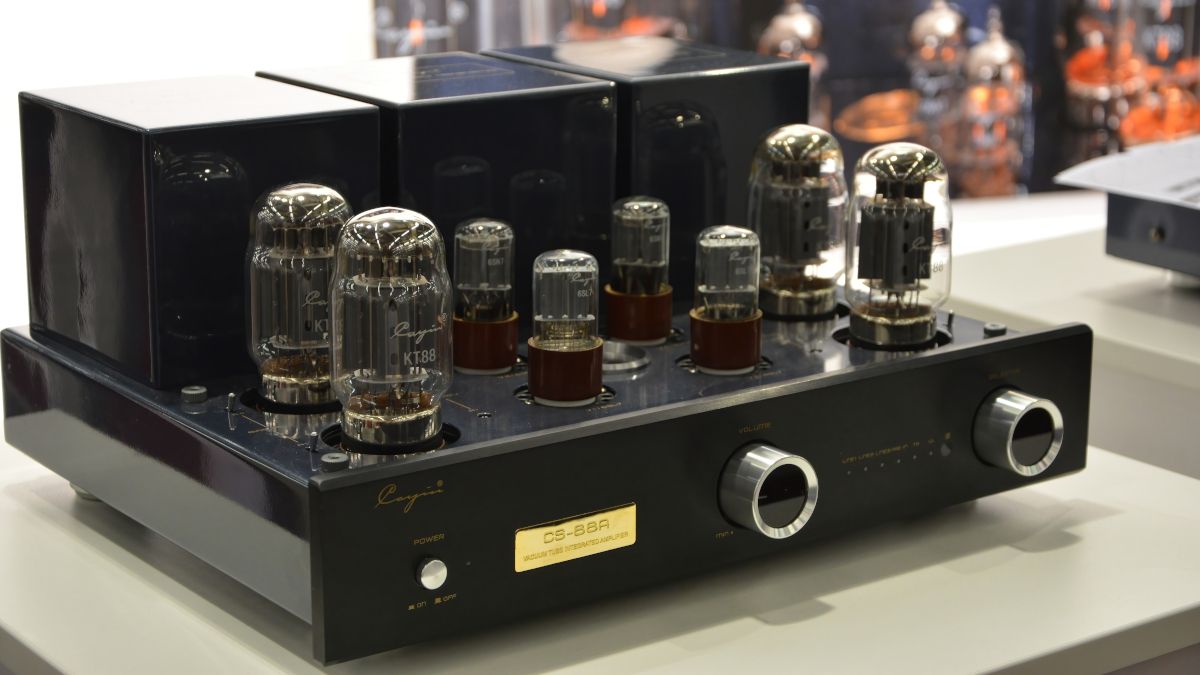 Amplificador valvulado integrado Aa Cayin CS-88A no High-End Show.