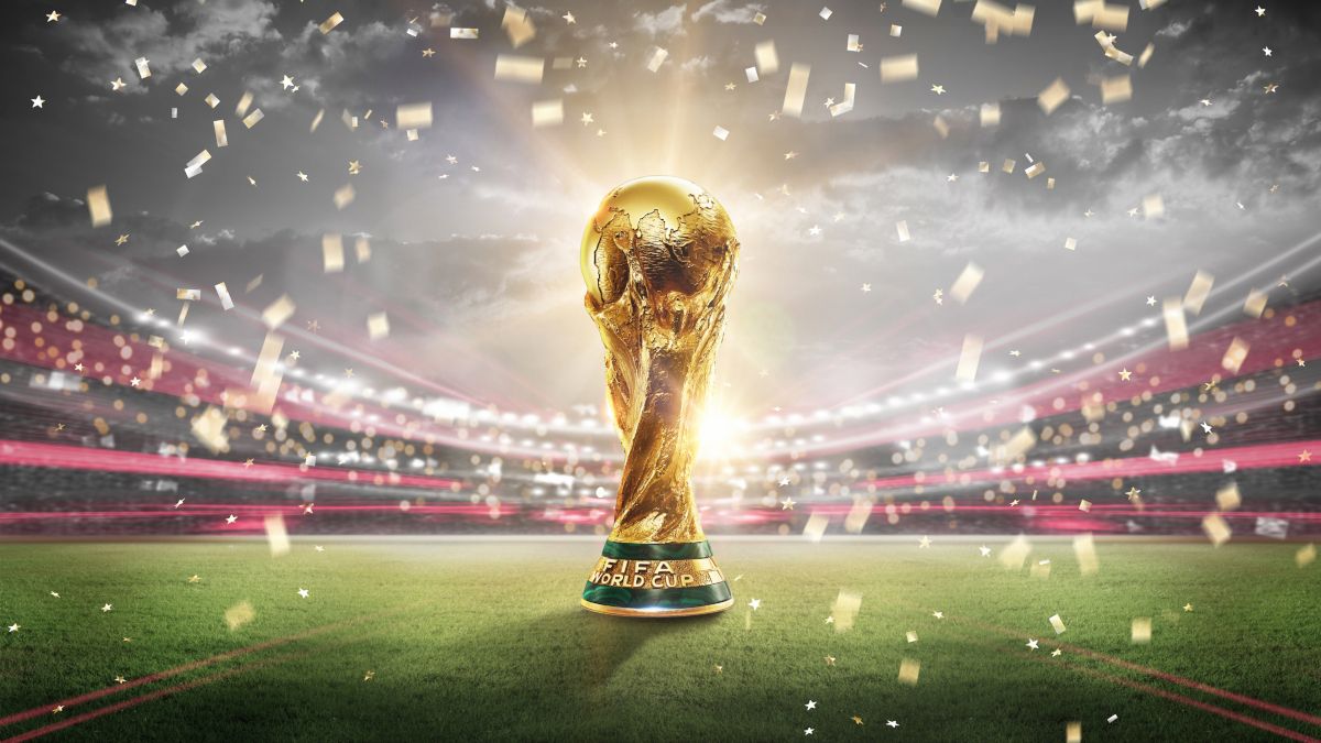 O troféu da Copa do Mundo FIFA em um estádio cercado por confetes caindo.
