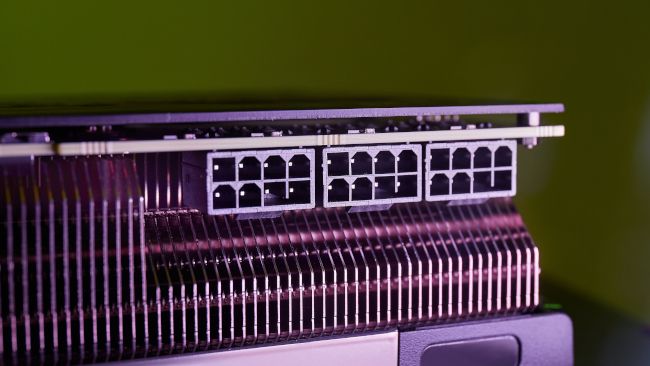 Três conjuntos de conectores de 8 pinos em uma placa gráfica de última geração.