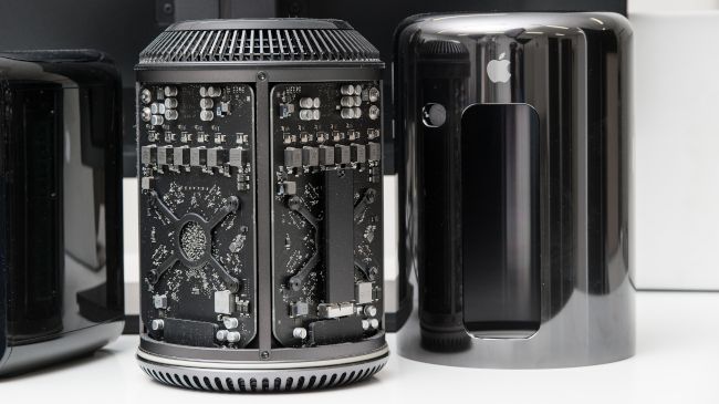 Um Mac Pro aberto com seu infame