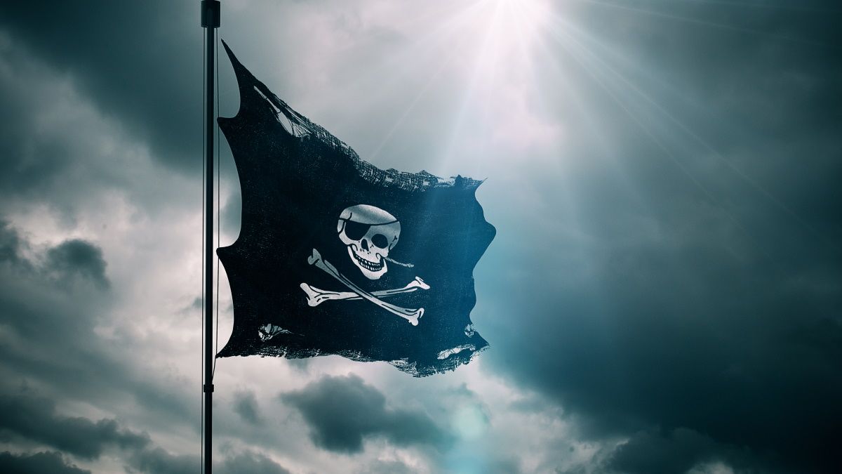 Uma bandeira de pirata preta rasgada.