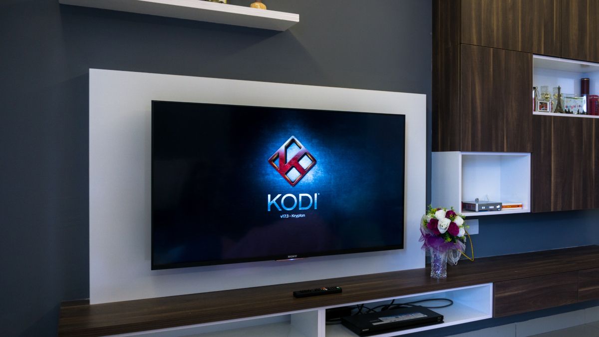 TV na sala de estar com o logotipo Kodi em exibição.