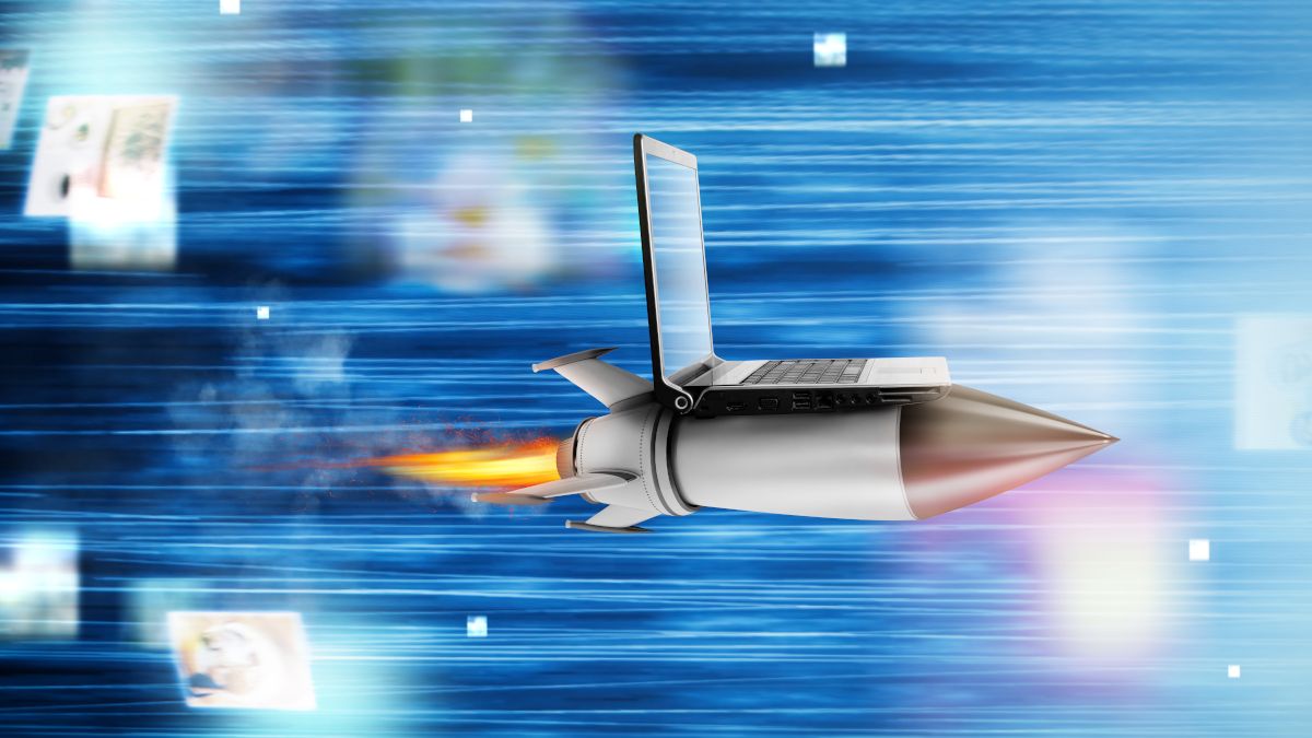 Laptop em cima de um foguete em alta velocidade.