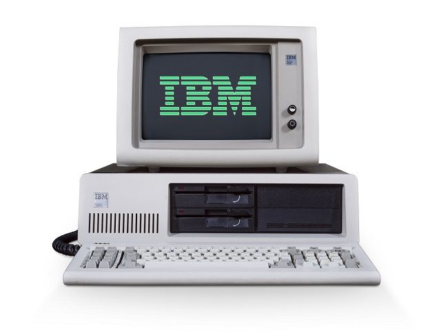 O PC IBM 5160 com o logotipo da IBM na tela.