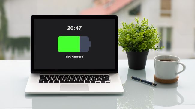 Laptop com bateria carregada na tela.
