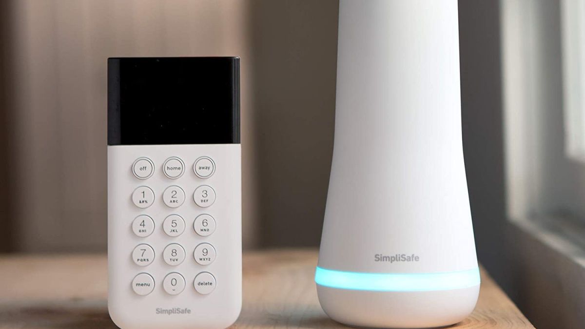 Teclado SimpliSafe e hub na mesa