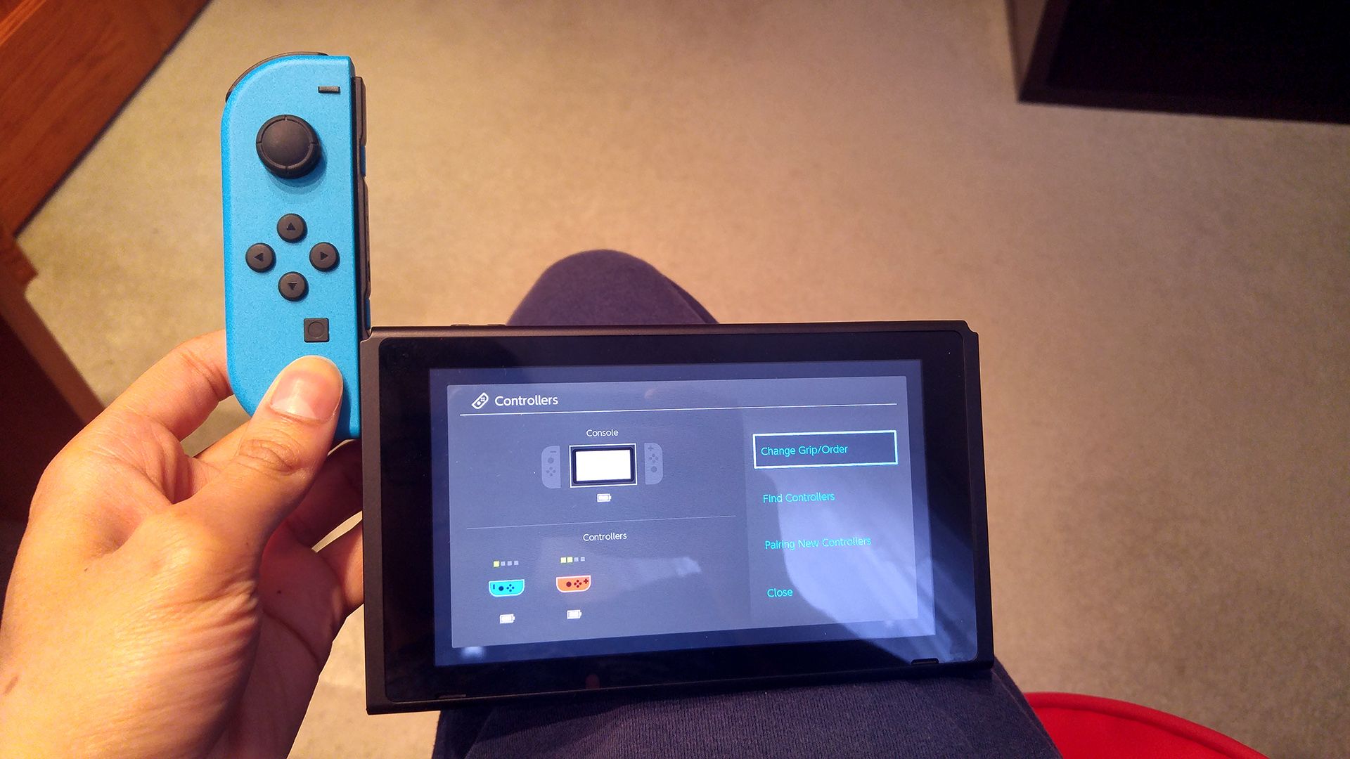 Deslizando um Joy-Con esquerdo para o lado esquerdo de um Nintendo Switch.