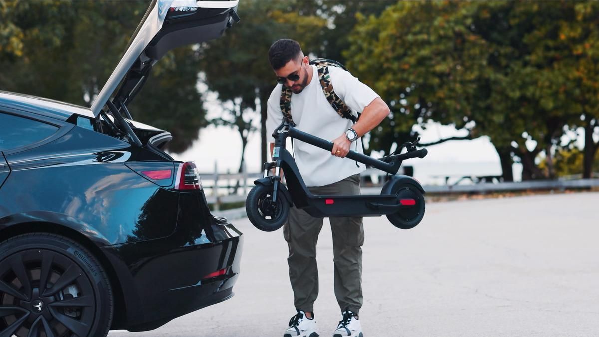 Escooter dobrável adulto para guardar no porta-malas do carro.