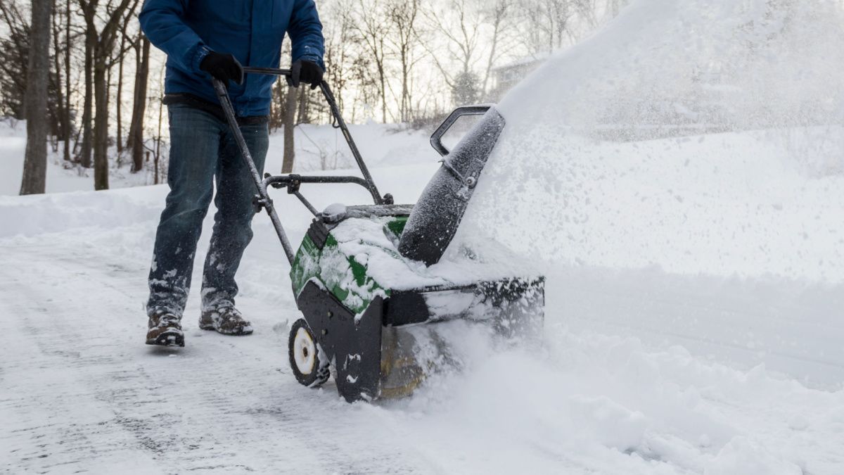 Removedor de neve na garagem.