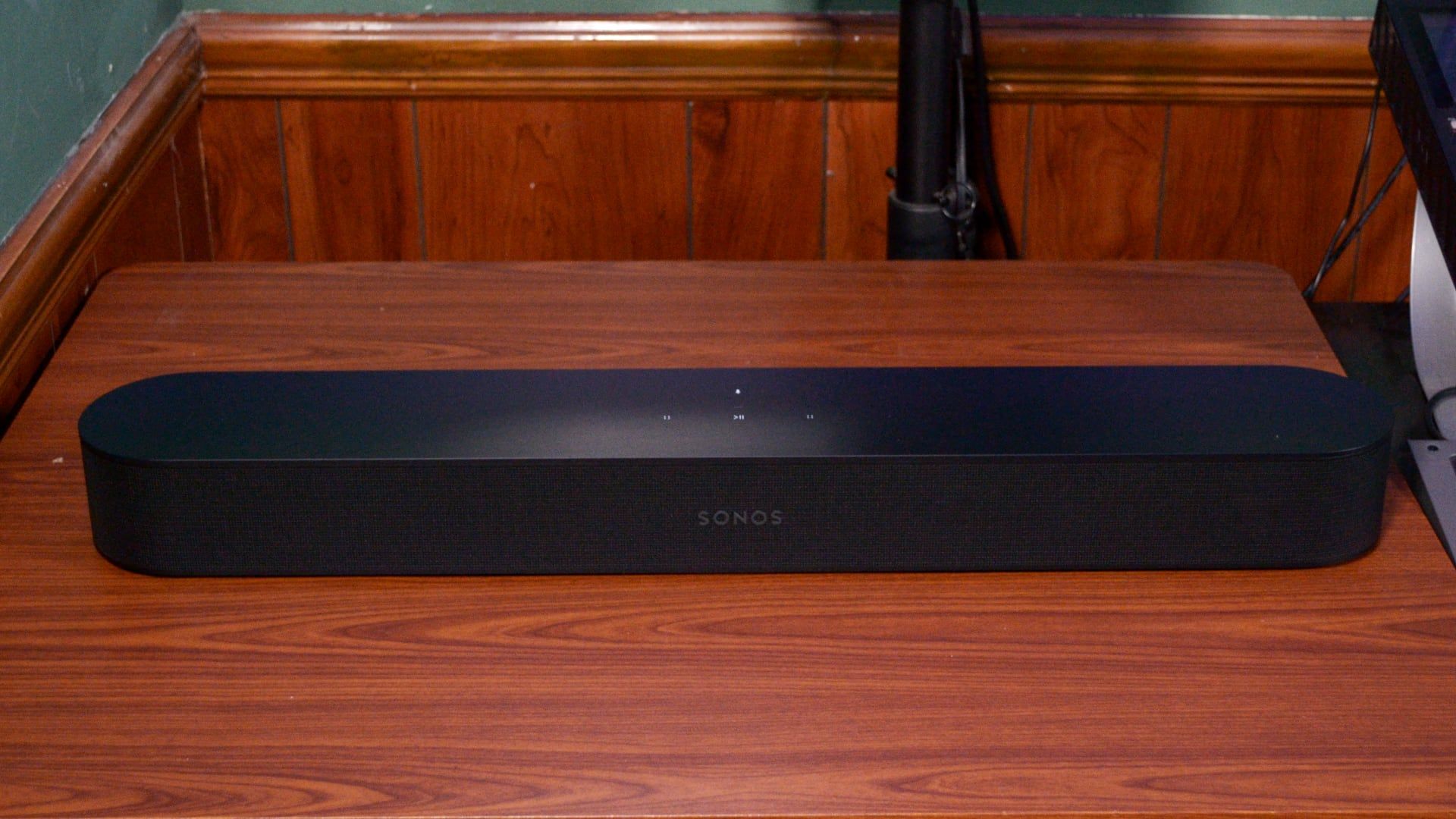 Sonos Beam na mesa