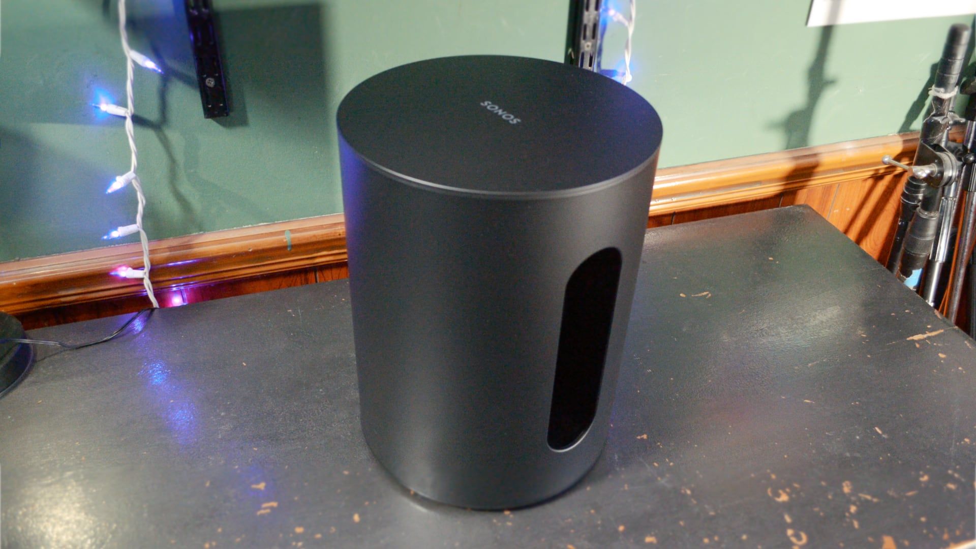 Sonos Sub Mini na mesa