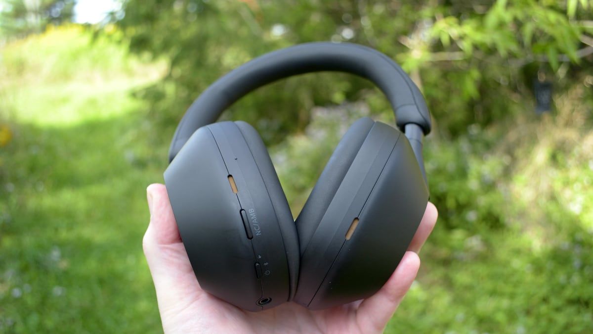 Sony WH-1000XM5 em mãos