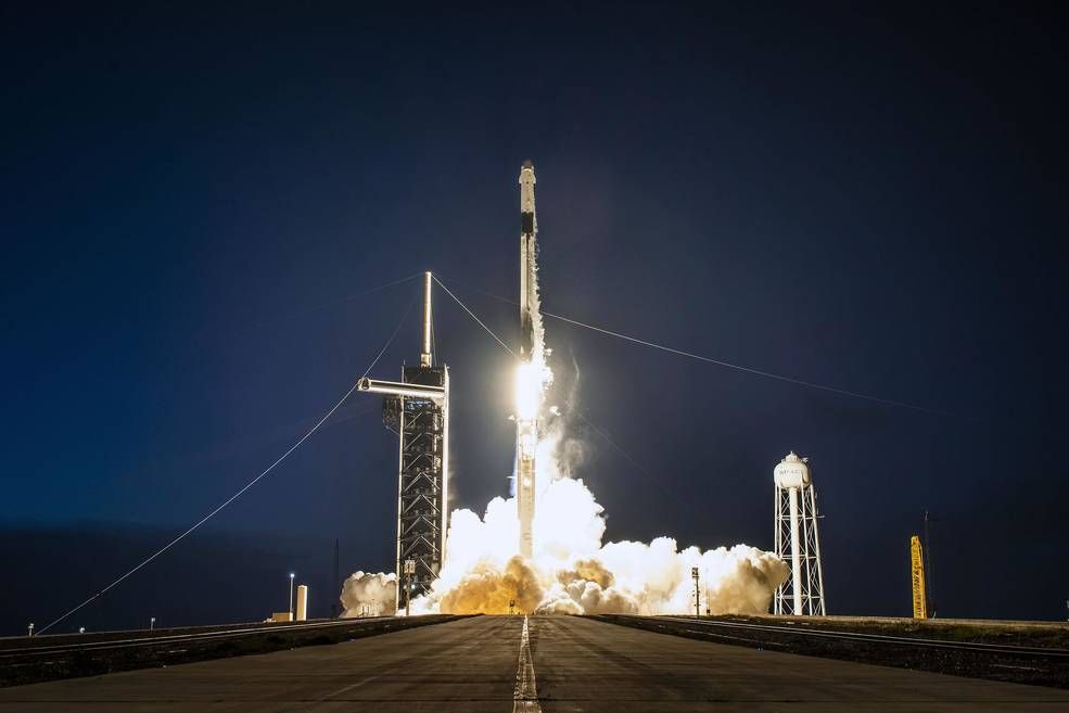 Foto do foguete SpaceX Falcon 9 com lançamento do Dragon