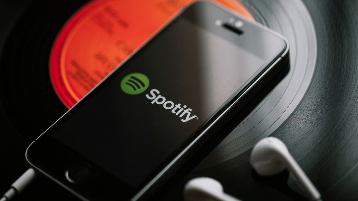 Logotipo do Spotify em um smartphone sobre um disco