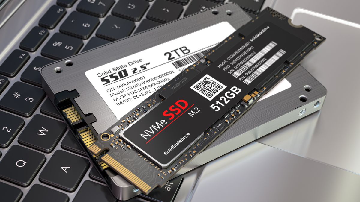 SSD clássico e um SSD M.2 em cima de um teclado de laptop.