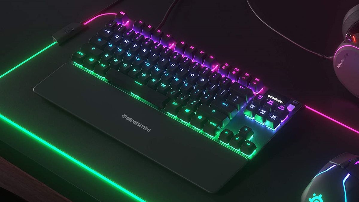 SteelSeries Apex 7 na mesa de jogos