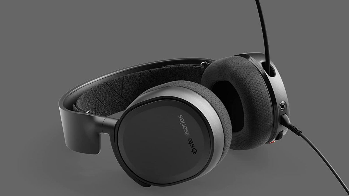 SteelSeries Arctis 3 em fundo cinza