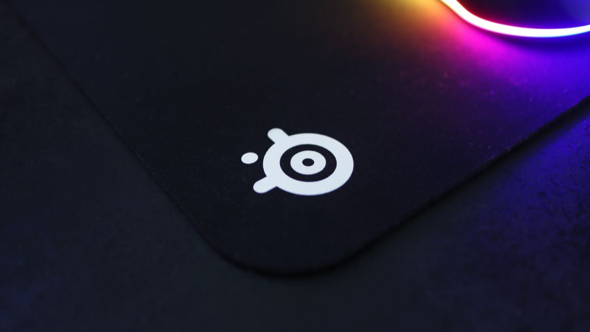 Close do logotipo da SteelSeries em um mouse pad para jogos.