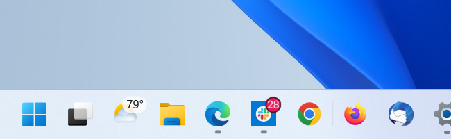 O ícone do clima entre os ícones da barra de tarefas alinhados à esquerda do Windows 11.