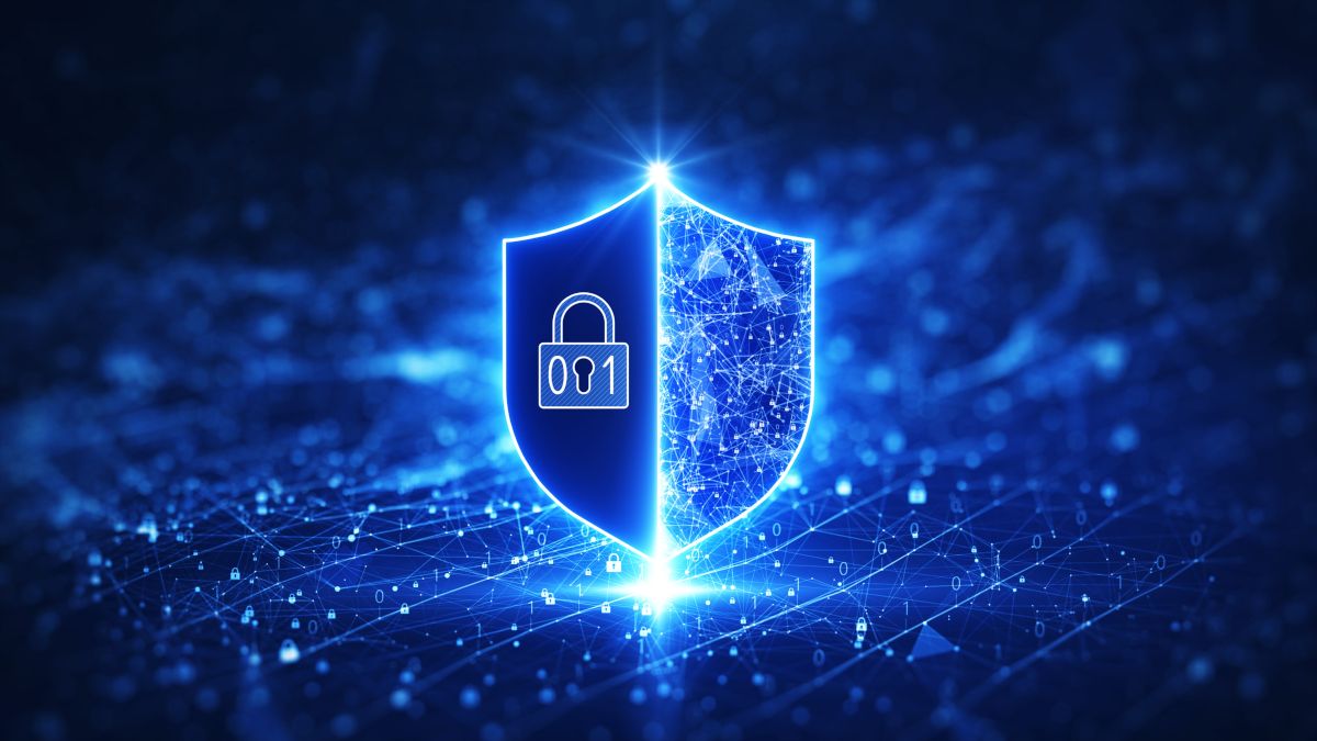Um escudo azul brilhante com um cadeado, representando tecnologia e segurança de dados, criptografia e privacidade online.