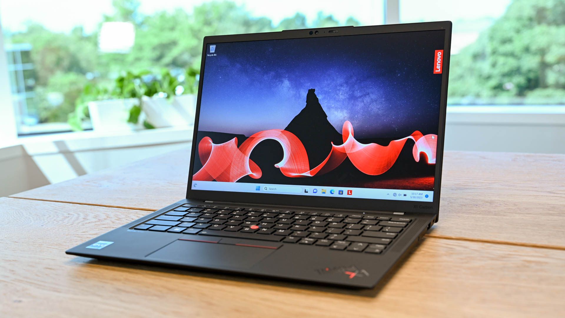 Lenovo X1 Carbon (Gen 11) aberto sobre uma mesa