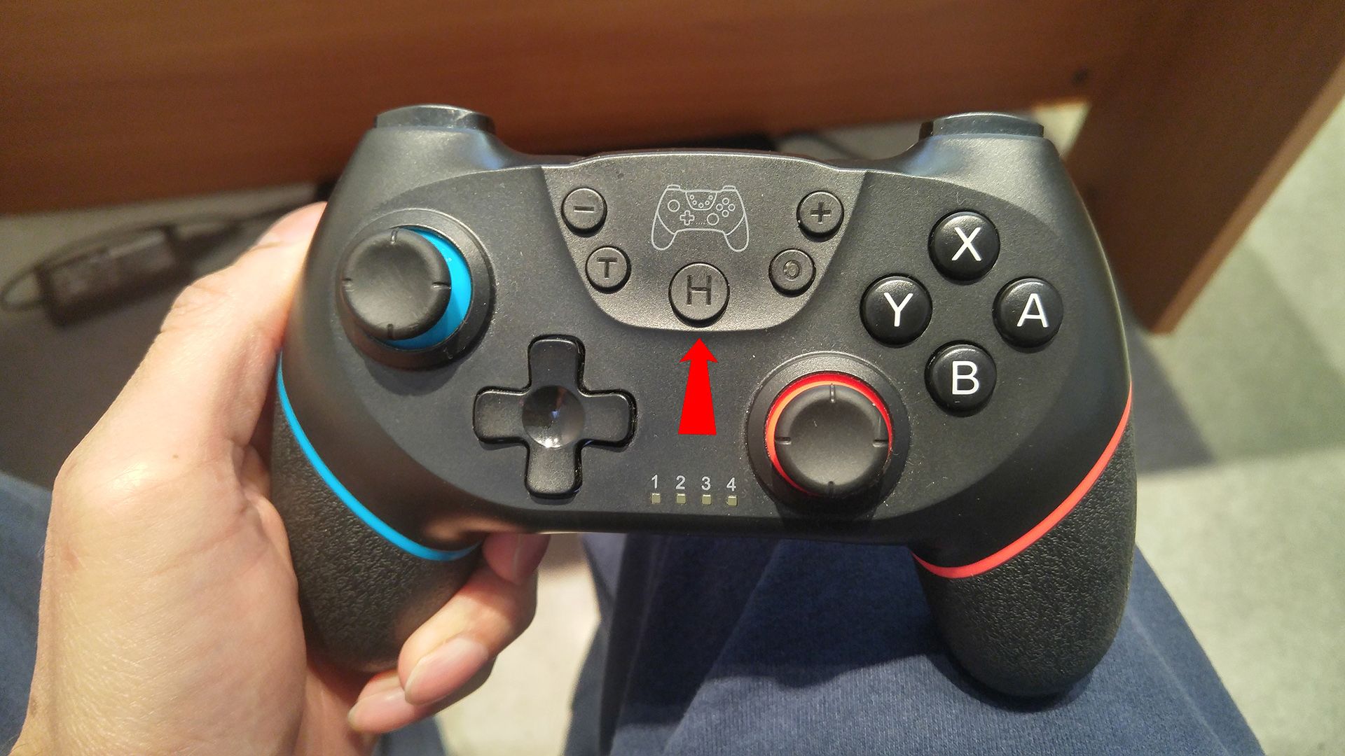 A frente de um controlador Nintendo Switch de terceiros.