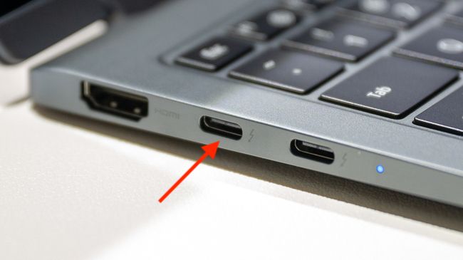 Porta Thunderbolt (USB-C) em um Samsung Galaxy Book 3 Pro 360