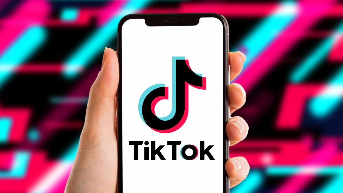 Tela de smartphone mostrando o logotipo do aplicativo TikTok sobre um fundo multicolorido.