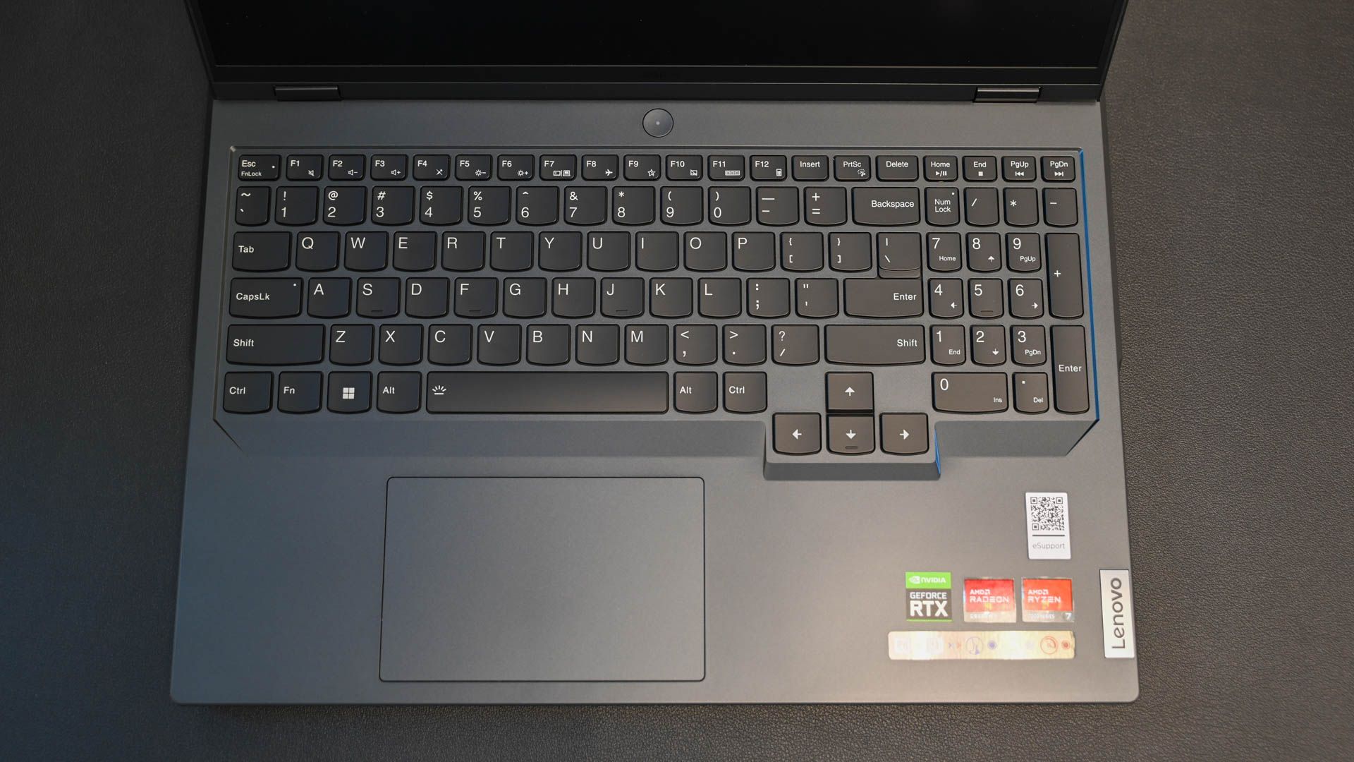 Vista superior do teclado e TrackPad no Lenovo Legion Pro 5 AMD Gen 8.