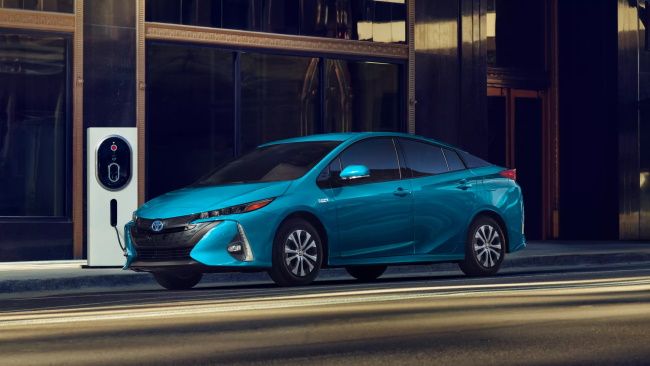 Um Toyota Prius Prime 2022 conectado.