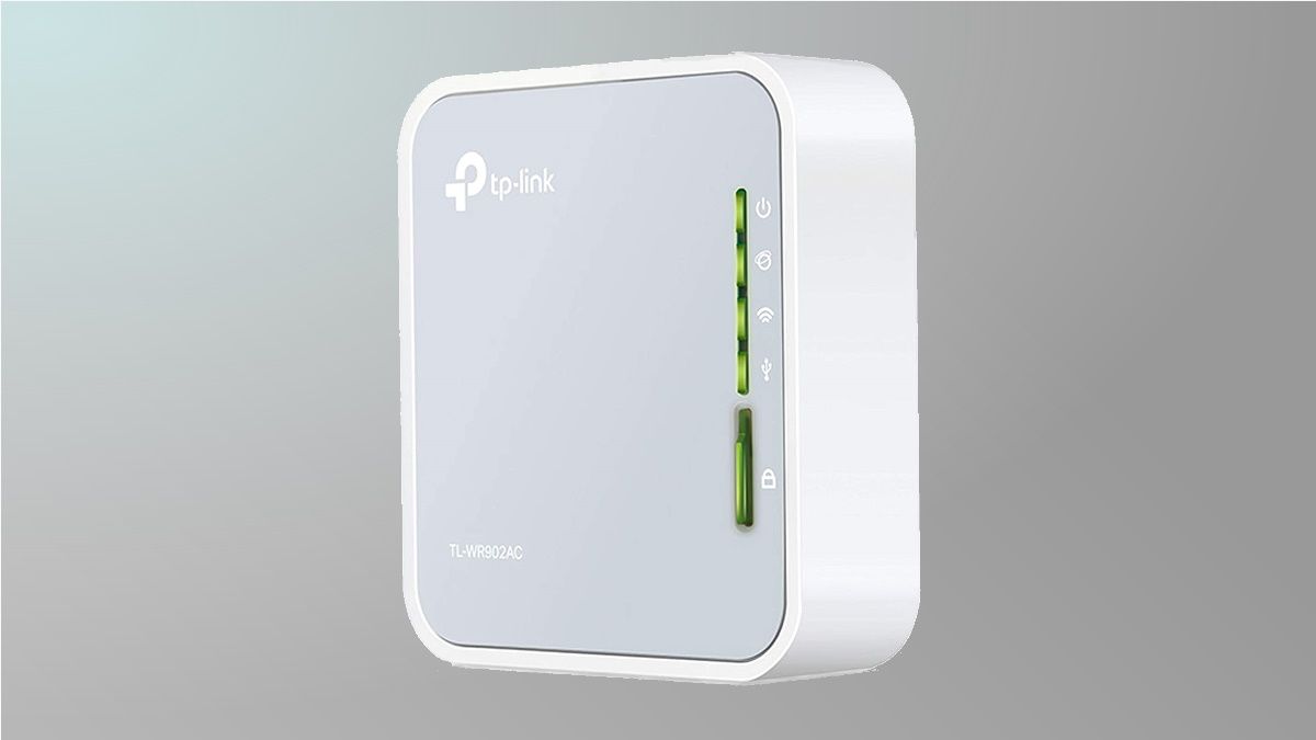 Roteador de viagem TP-Link em fundo cinza