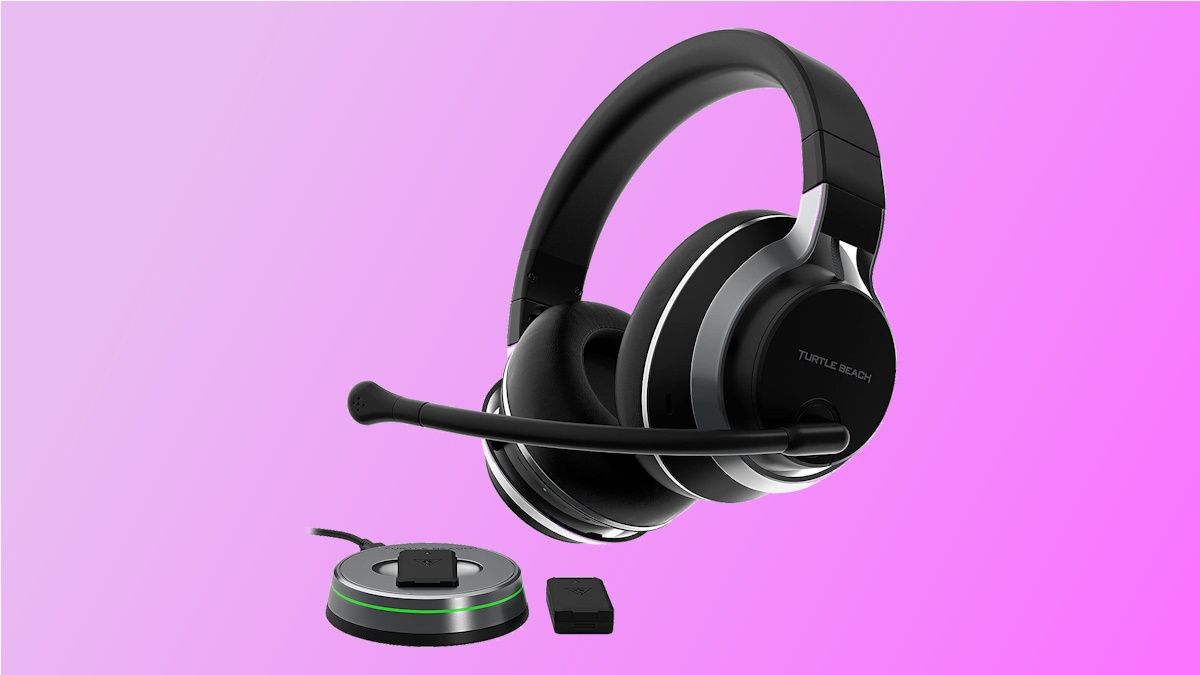 Turtle Beach Stealth Pro em fundo rosa