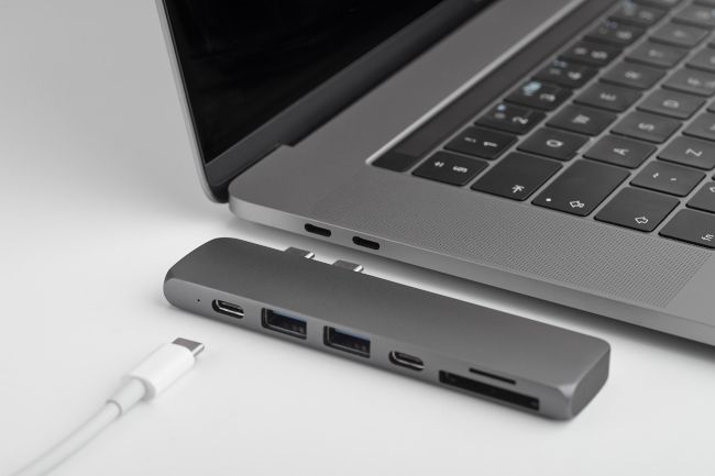 Um hub USB Tipo C para um laptop com várias portas de cabo e leitor de cartão.