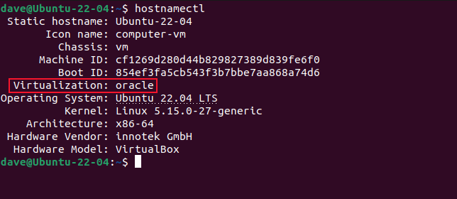 A saída do comando hostnamectl em uma VM VirtualBox com a linha de virtualização destacada