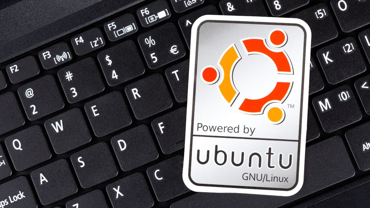 Etiqueta Powered By Ubuntu em um teclado de computador preto
