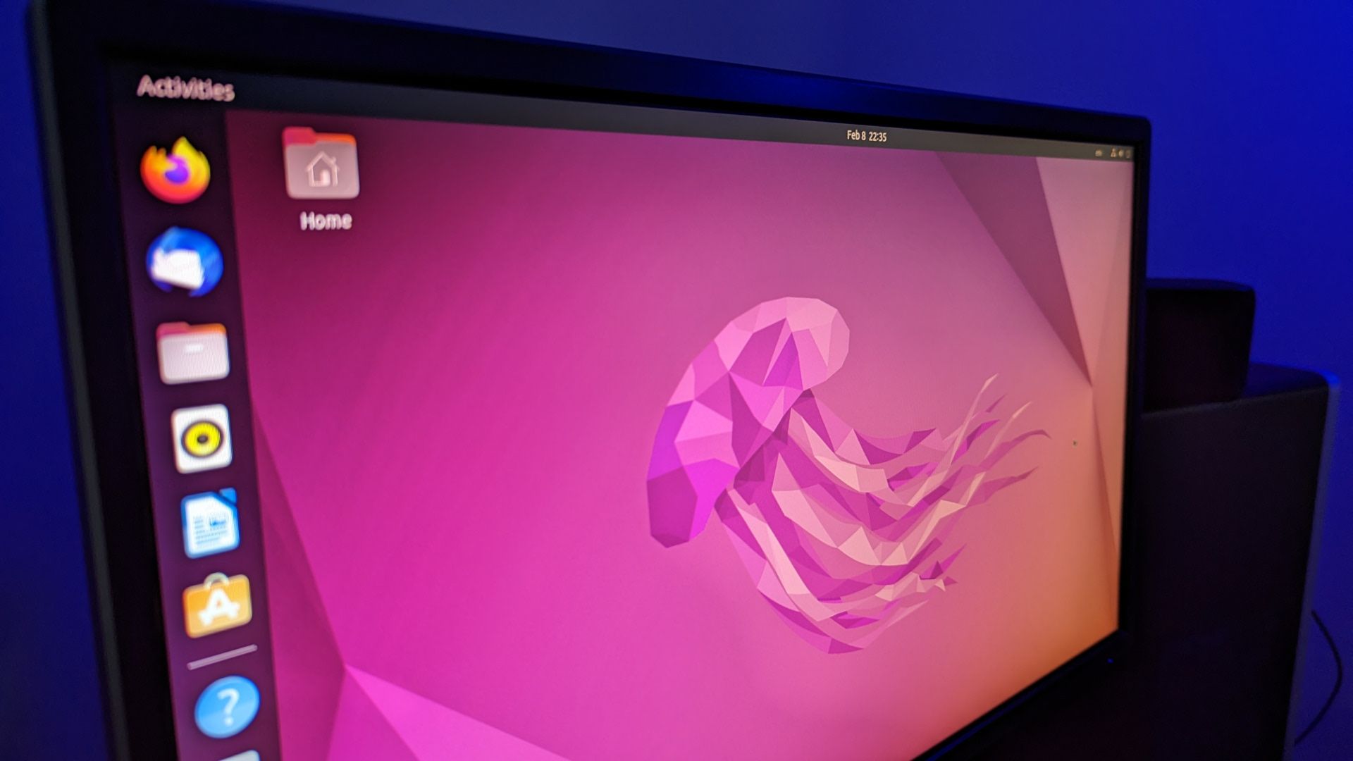 Um monitor de computador exibe a área de trabalho do Ubuntu 22.04.