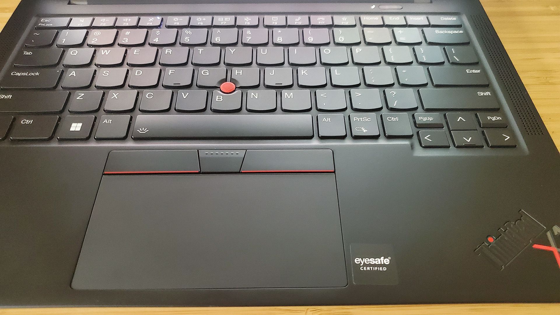 Trackpad e teclado do laptop Lenovo ThinkPad X1 Carbon.