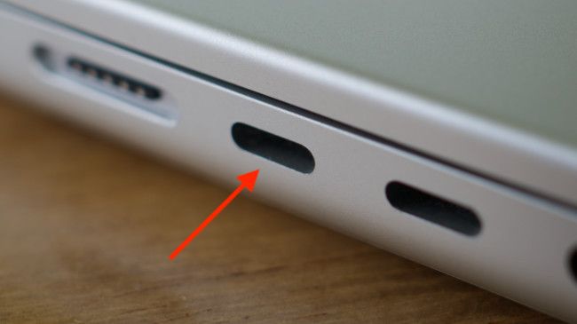 Porta USB-C (Thunderbolt 4) em um MacBook Pro 2021