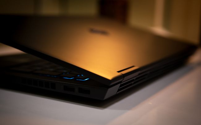Close do canto traseiro de um laptop para jogos com as aberturas de ventilação visíveis.