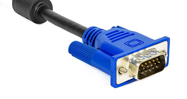 Um conector VGA macho na extremidade do cabo