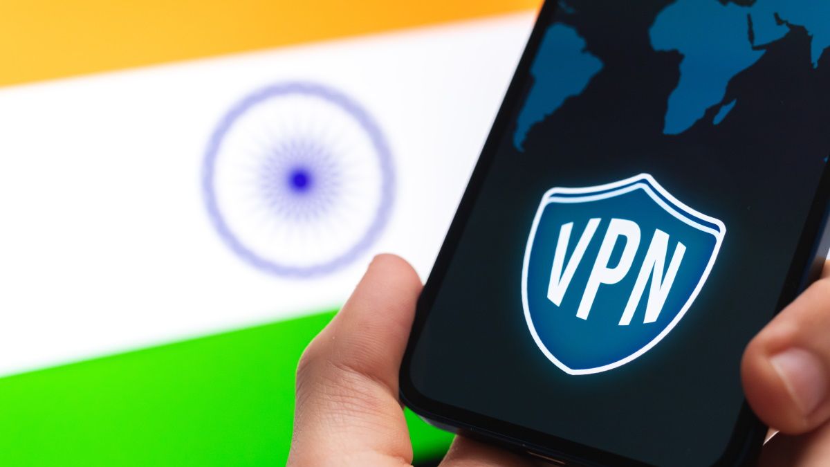 Um aplicativo VPN rodando em um smartphone em frente à bandeira da Índia.
