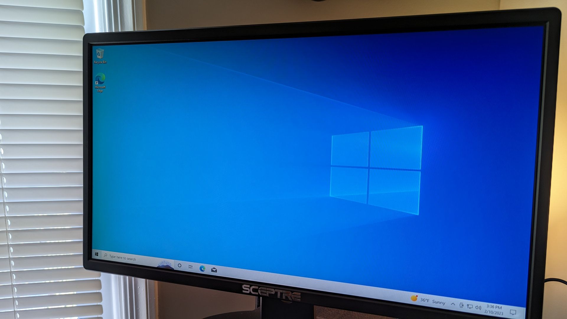 Monitor de computador com a área de trabalho do Windows 10 na tela.