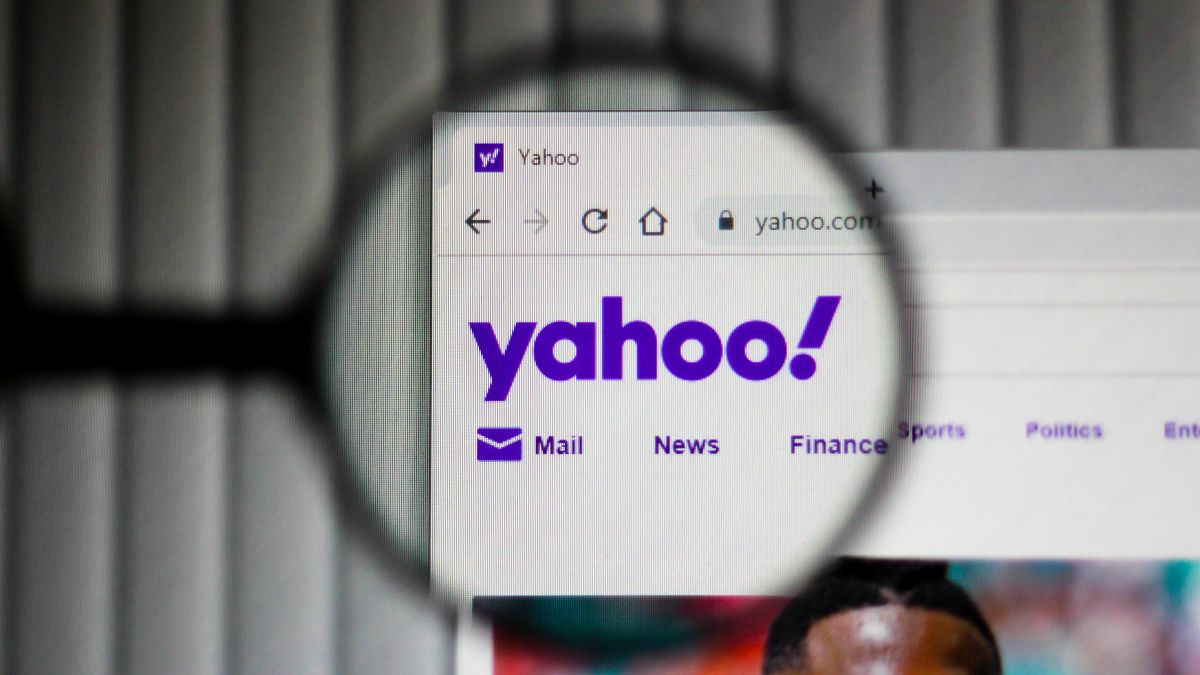 Logotipo do Yahoo no cabeçalho do site dentro de uma lupa