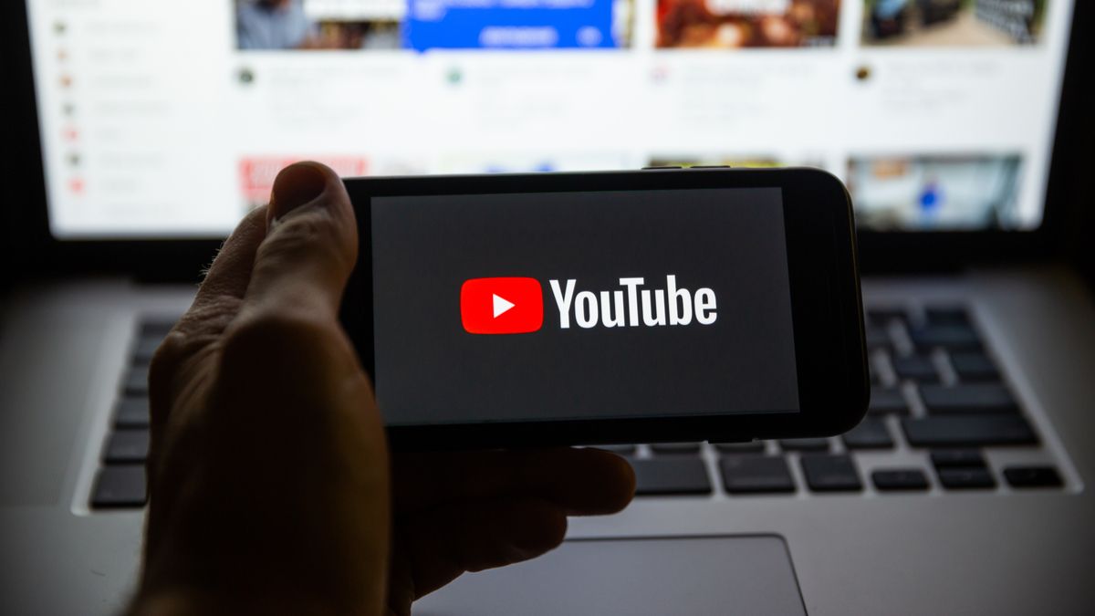 Logotipo do YouTube em um smartphone