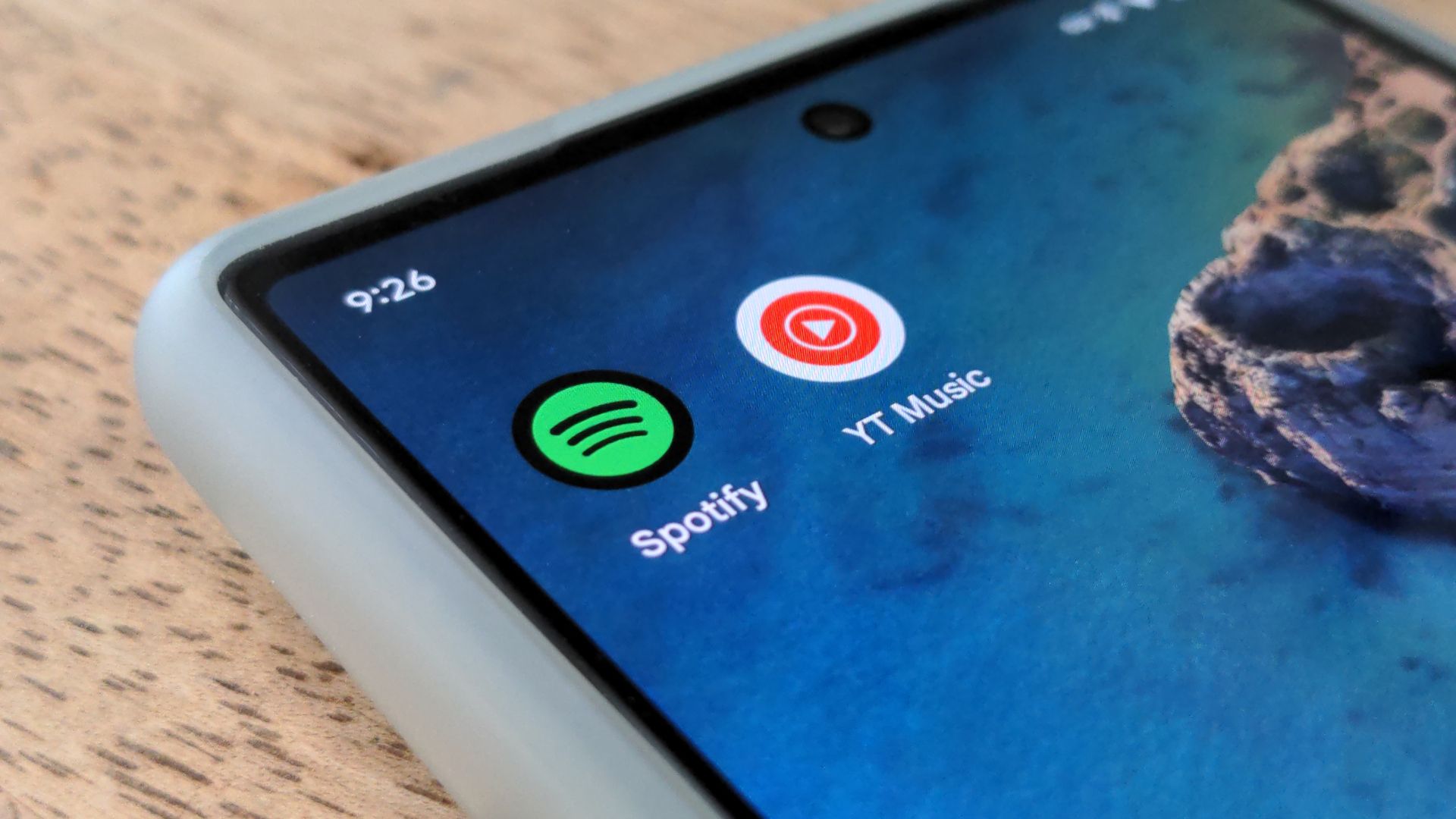 Close dos ícones dos apps Spotify e YouTube Music na tela de um smartphone Pixel 6.