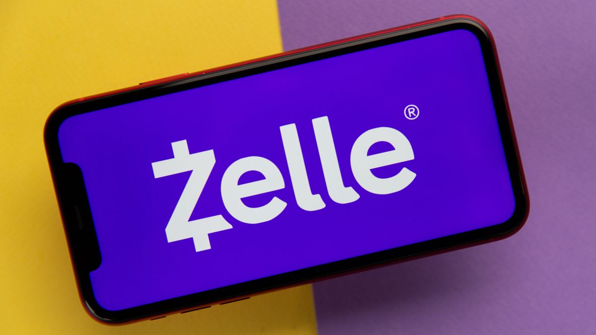 Logotipo Zelle na tela do iPhone contra um fundo amarelo e roxo.